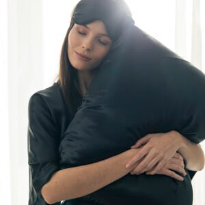 Moonsilk 22 momme Mulberry silk pillowcase with zipper, 100% natural silk, OEKO-TEX certified, hypoallergenic and luxurious