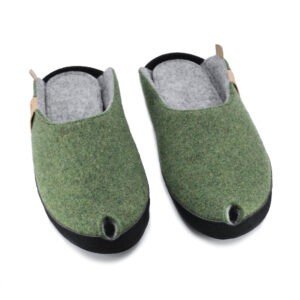 TOKU Brussels lambswool slippers in moss green – handmade in Estonia, unisex indoor shoes, natural felt design, Nordic comfort