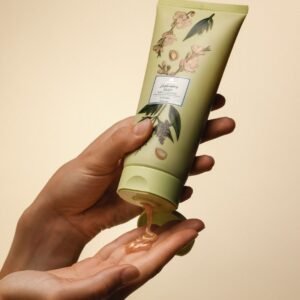 Moisturizing shower gel with cucumber extract and light shimmer by Magrada x Lauren