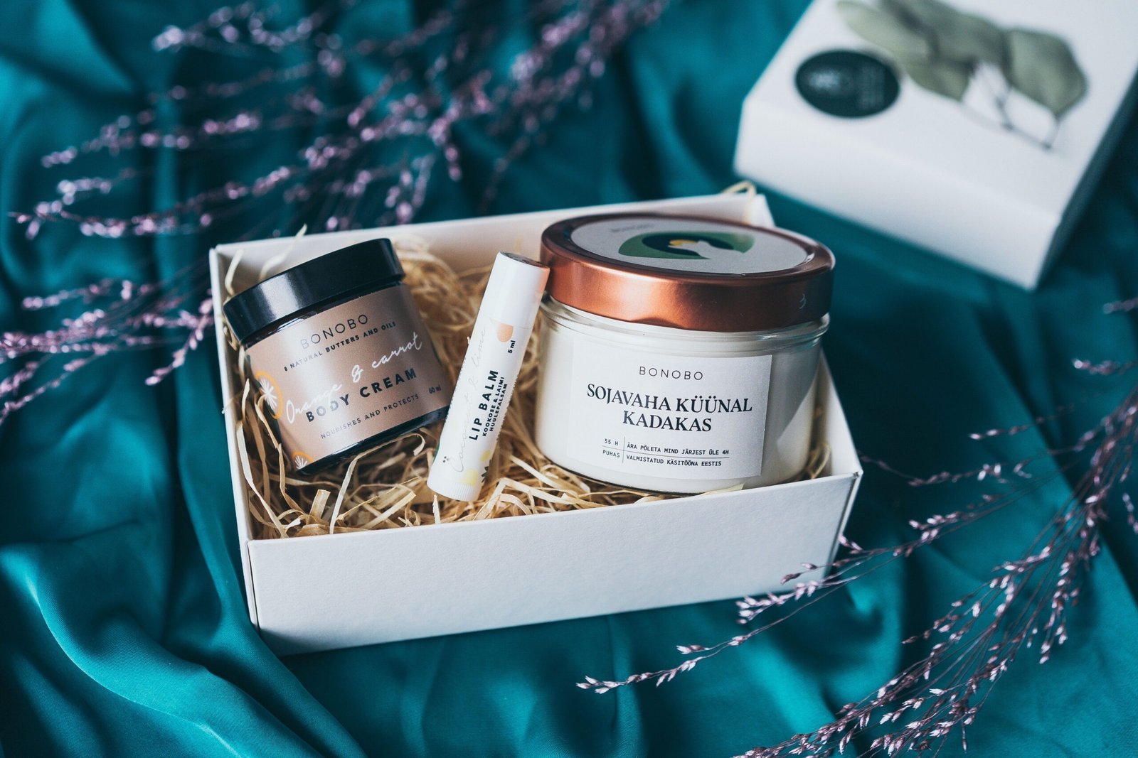 “I See You!" Gift Box Bonobo “I See You!” natural gift box with juniper candle, orange body cream, and avocado lip balm, handmade in Estonia