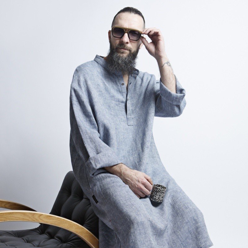 Lininė vyriška suknelė – mėlyna / pilka KOOSdisain linen men’s dress in blue and gray, made from 100% washed linen