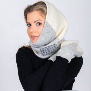 Alternative view of Universali rankų darbo vilnonė trikampė skara – balta, šviesiai pilka